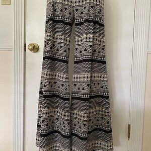Gorgeous wide leg pant Back zip Tan& black moves beautifully small
